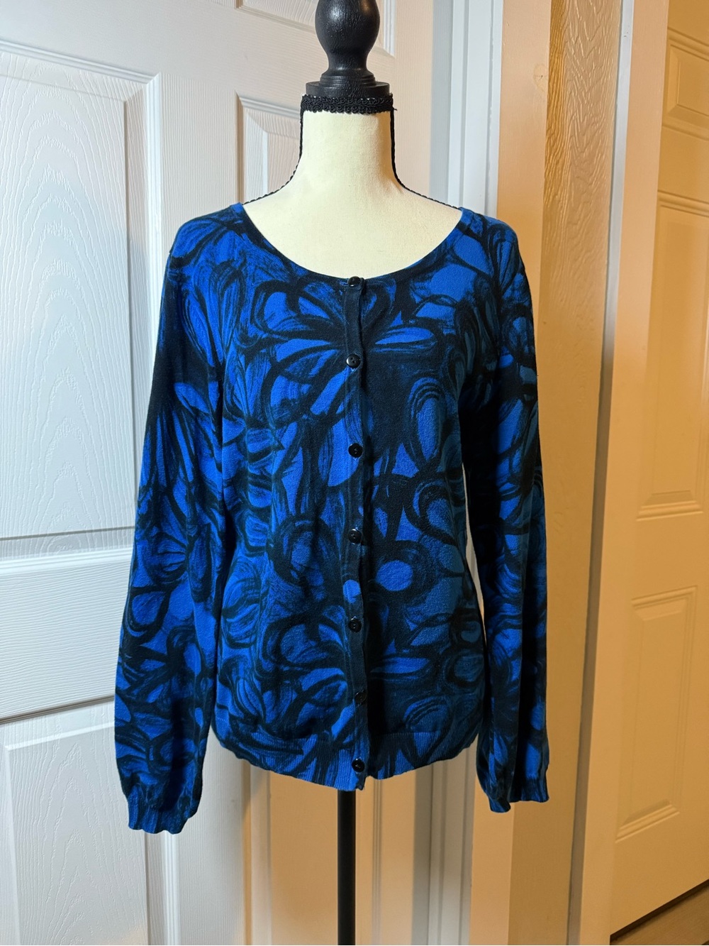 Women's Blue & Black Abstract Button Cardigan